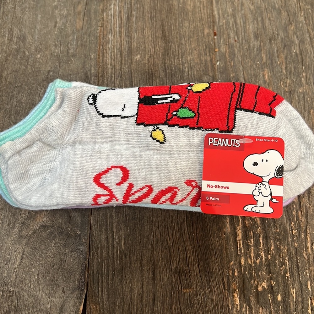 5 pair Peanuts Snoopy Christmas no show ankle socks - Picture 3 of 3
